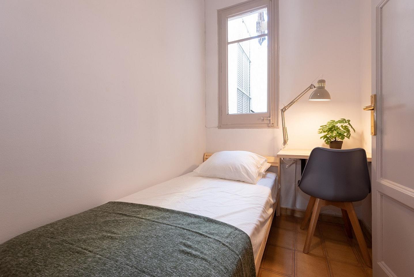  Single Room With Built-In Wardrobe (Urgell Room 2)  -  Spacious Designer Coliving Flat with Balcony in Iconic L'Eixample Home  - Gallery -  2