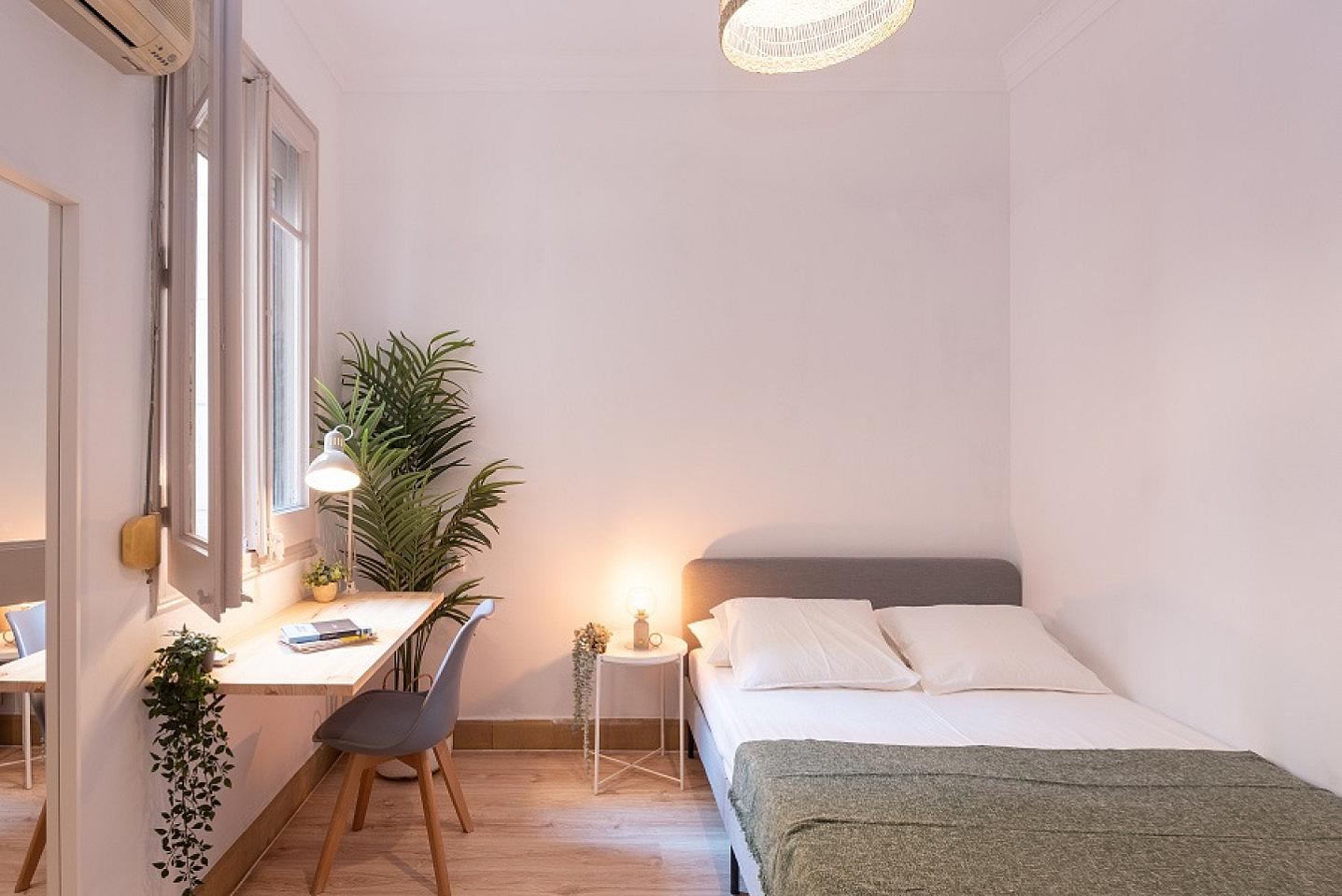  Cozy Double Room (Urgell Room 3)  -  Spacious Designer Coliving Flat with Balcony in Iconic L'Eixample Home  - Gallery -  3