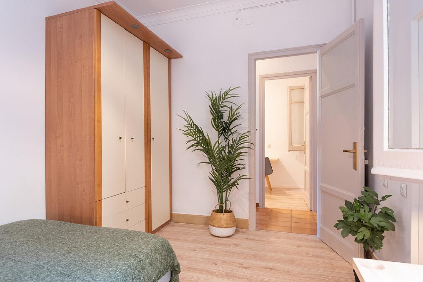  Cozy Double Room (Urgell Room 3)  -  Spacious Designer Coliving Flat with Balcony in Iconic L'Eixample Home  - Gallery -  4