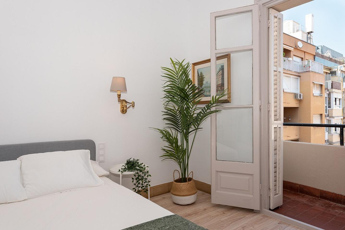  Great Double Room With Balcony (Urgell Room 4)  -  Spacious Designer Coliving Flat with Balcony in Iconic L'Eixample Home  - Gallery -  7