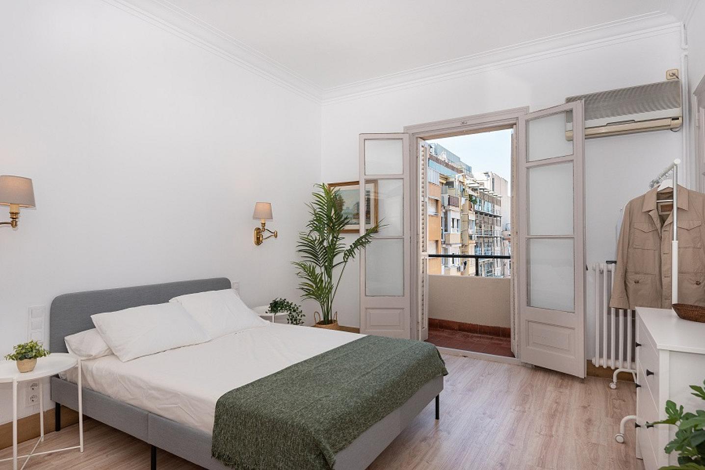  Great Double Room With Balcony (Urgell Room 4)  -  Spacious Designer Coliving Flat with Balcony in Iconic L'Eixample Home  - Gallery -  8