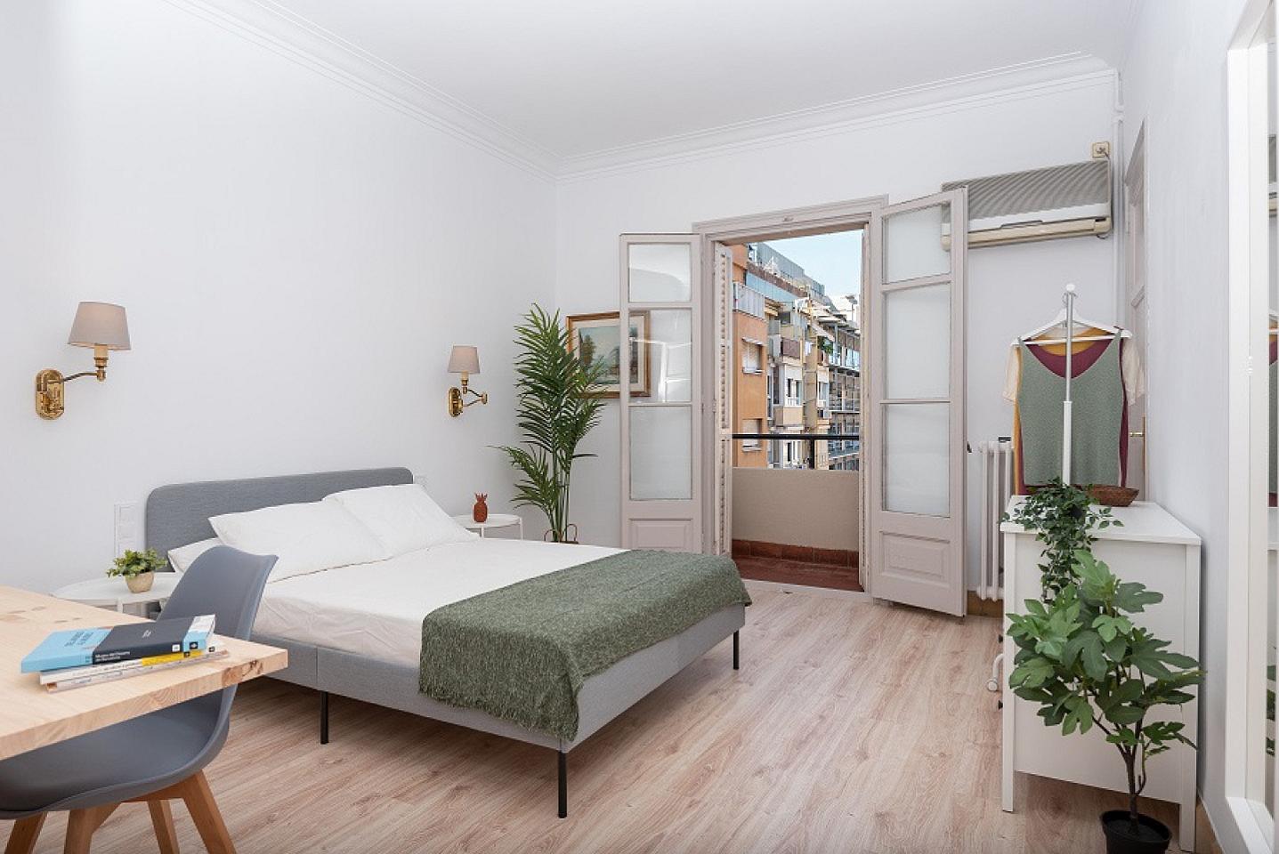  Great Double Room With Balcony (Urgell Room 4)  -  Spacious Designer Coliving Flat with Balcony in Iconic L'Eixample Home  - Gallery -  3