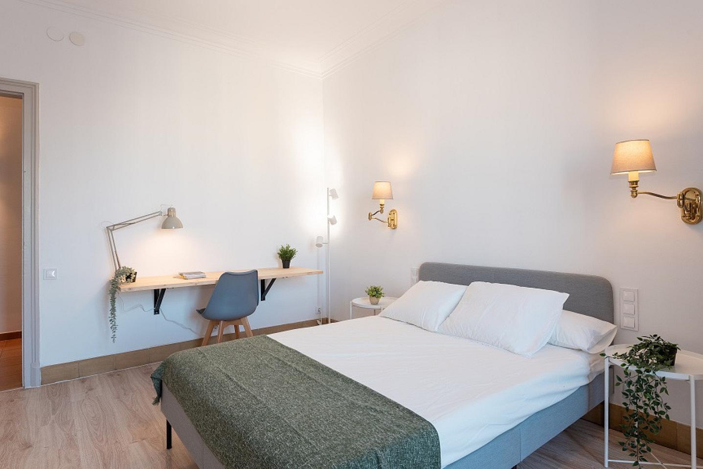  Great Double Room With Balcony (Urgell Room 4)  -  Spacious Designer Coliving Flat with Balcony in Iconic L'Eixample Home  - Gallery -  1