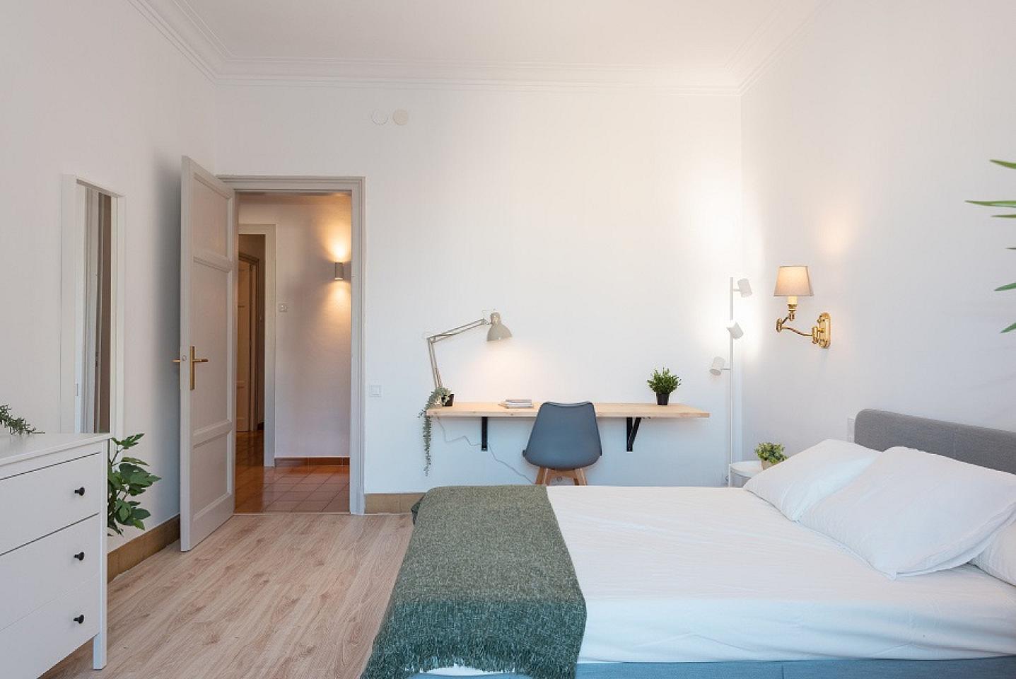  Great Double Room With Balcony (Urgell Room 4)  -  Spacious Designer Coliving Flat with Balcony in Iconic L'Eixample Home  - Gallery -  9