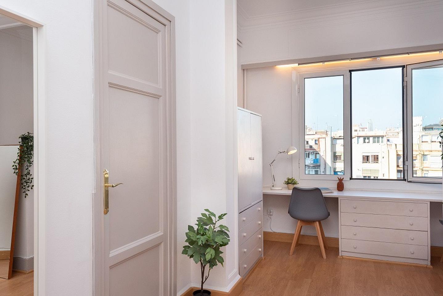  Huge Double Room (Urgell Room 5)  -  Spacious Designer Coliving Flat with Balcony in Iconic L'Eixample Home  - Gallery -  5