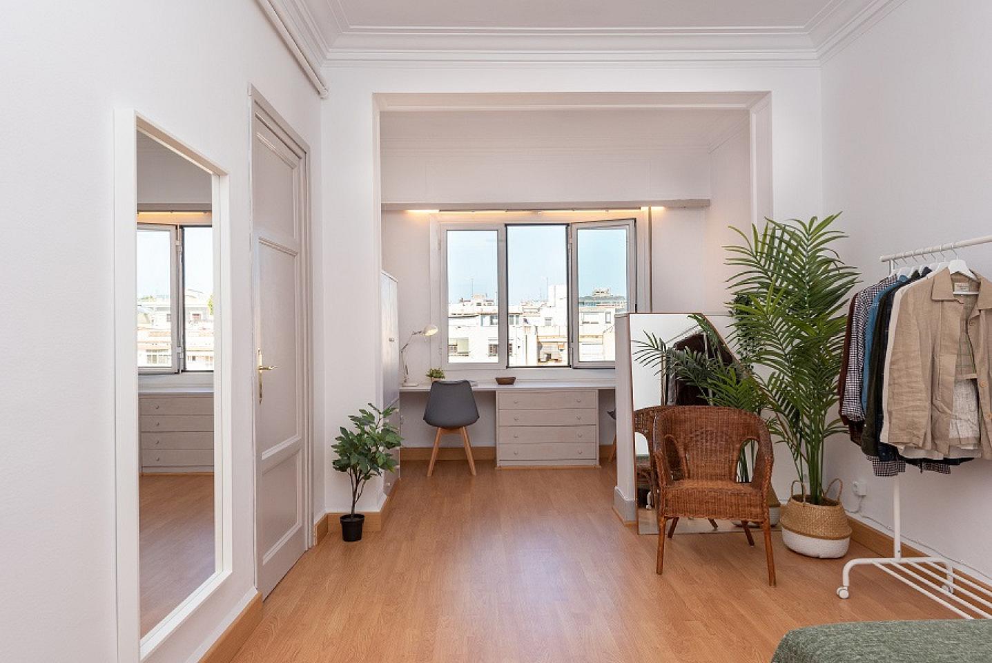  Huge Double Room (Urgell Room 5)  -  Spacious Designer Coliving Flat with Balcony in Iconic L'Eixample Home  - Gallery -  1