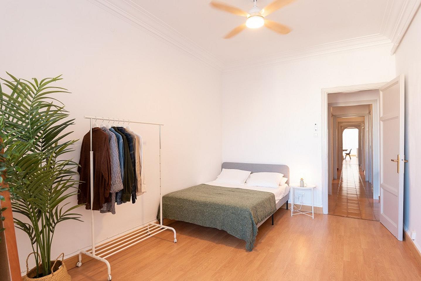  Huge Double Room (Urgell Room 5)  -  Spacious Designer Coliving Flat with Balcony in Iconic L'Eixample Home  - Gallery -  2