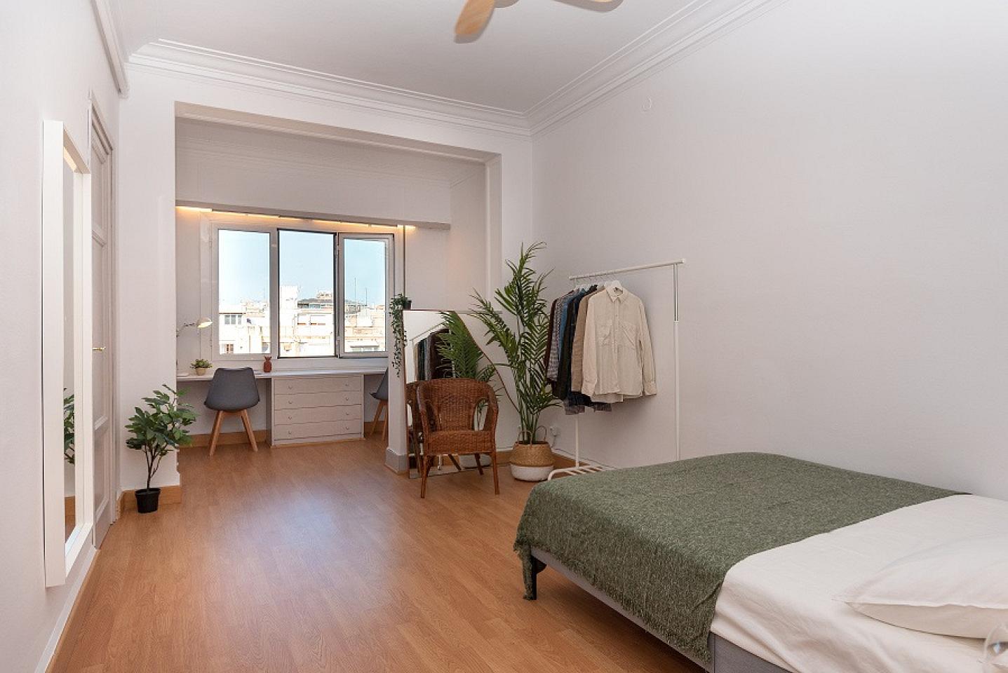  Huge Double Room (Urgell Room 5)  -  Spacious Designer Coliving Flat with Balcony in Iconic L'Eixample Home  - Gallery -  4