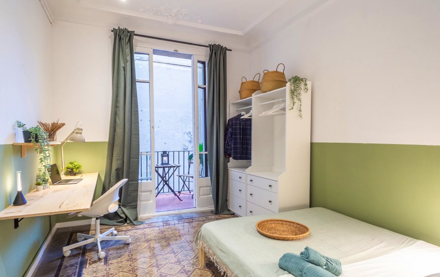  Large Double Room With Terrace  -  Designer-Coliving Flat with Historic Charm in Barcelona's Gothic Quarter Apartment  - Gallery -  3