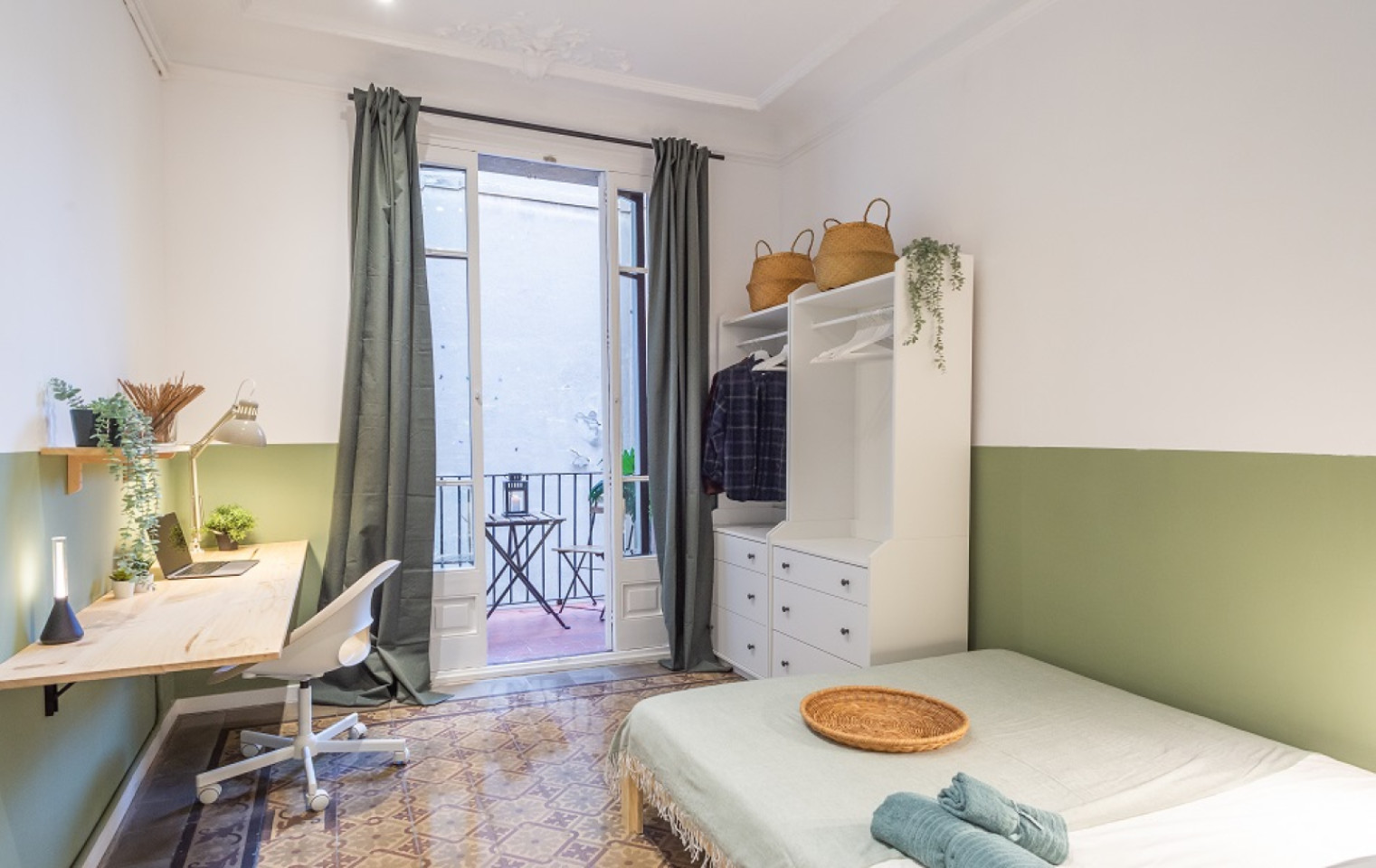  Large Double Room With Terrace  -  Designer-Coliving Flat with Historic Charm in Barcelona's Gothic Quarter Apartment  - Gallery -  12