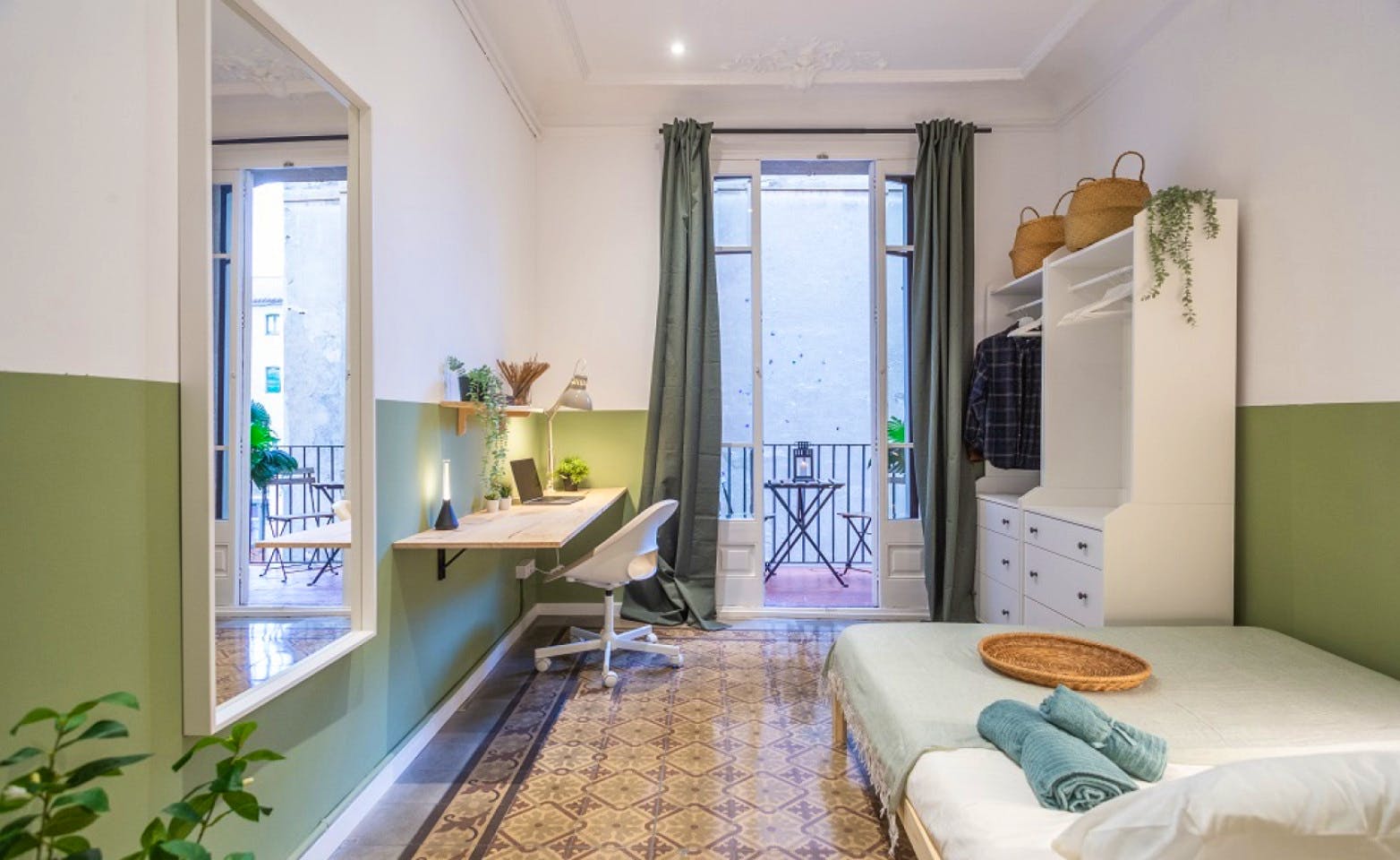  Large Double Room With Terrace  -  Designer-Coliving Flat with Historic Charm in Barcelona's Gothic Quarter Apartment  - Gallery -  2