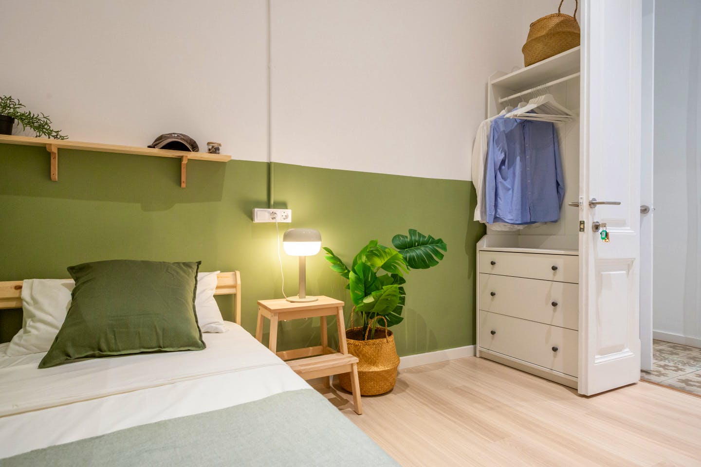  Cozy Single Room  -  Designer-Coliving Flat with Historic Charm in Barcelona's Gothic Quarter Apartment  - Gallery -  2