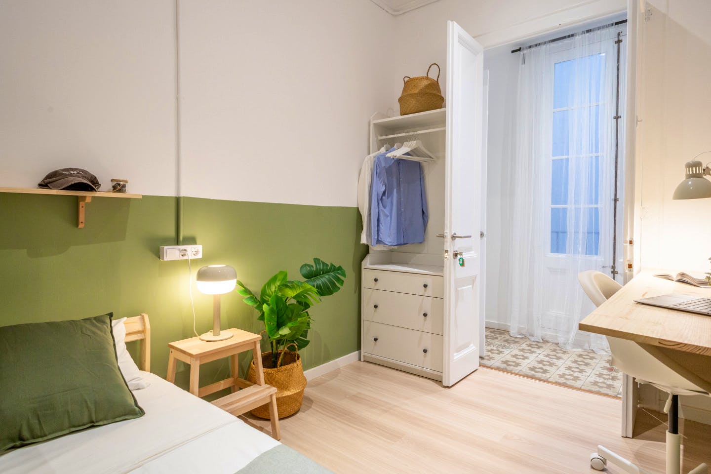  Cozy Single Room  -  Designer-Coliving Flat with Historic Charm in Barcelona's Gothic Quarter Apartment  - Gallery -  1