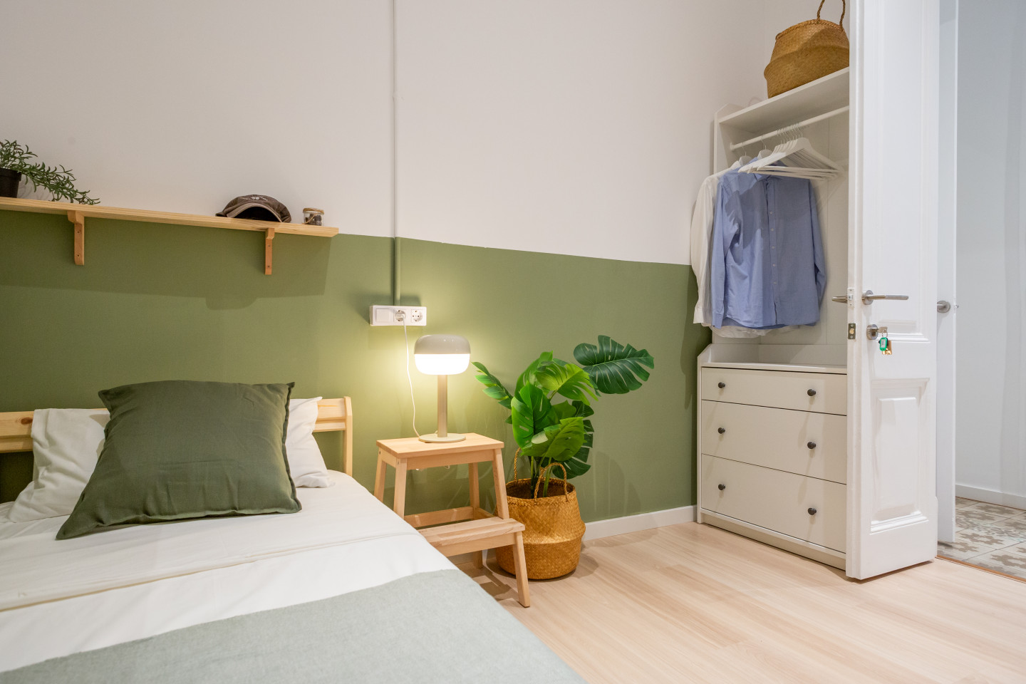 Cozy Single Room  -  Designer-Coliving Flat with Historic Charm in Barcelona's Gothic Quarter Apartment  - Gallery -  7
