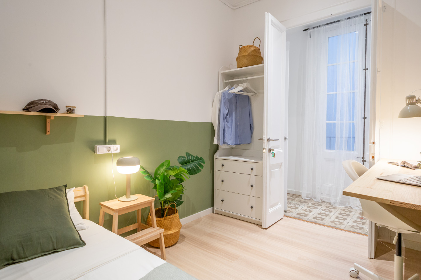  Cozy Single Room  -  Designer-Coliving Flat with Historic Charm in Barcelona's Gothic Quarter Apartment  - Gallery -  6