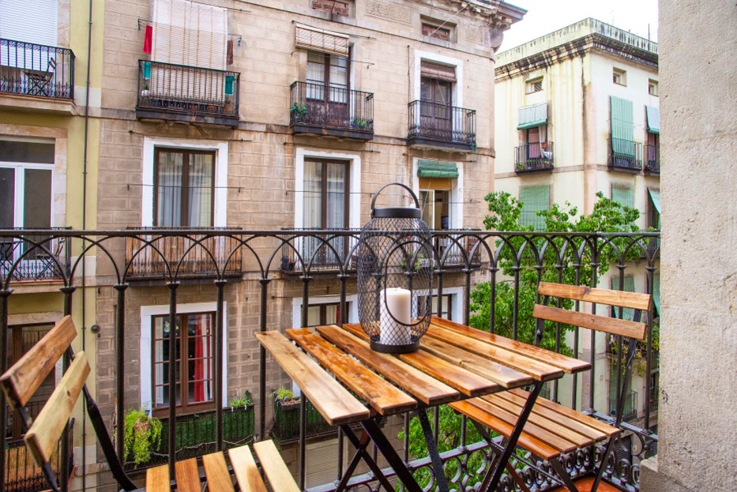  Large Double Room With Balcony (I)  -  Designer-Coliving Flat with Historic Charm in Barcelona's Gothic Quarter Apartment  - Gallery -  9