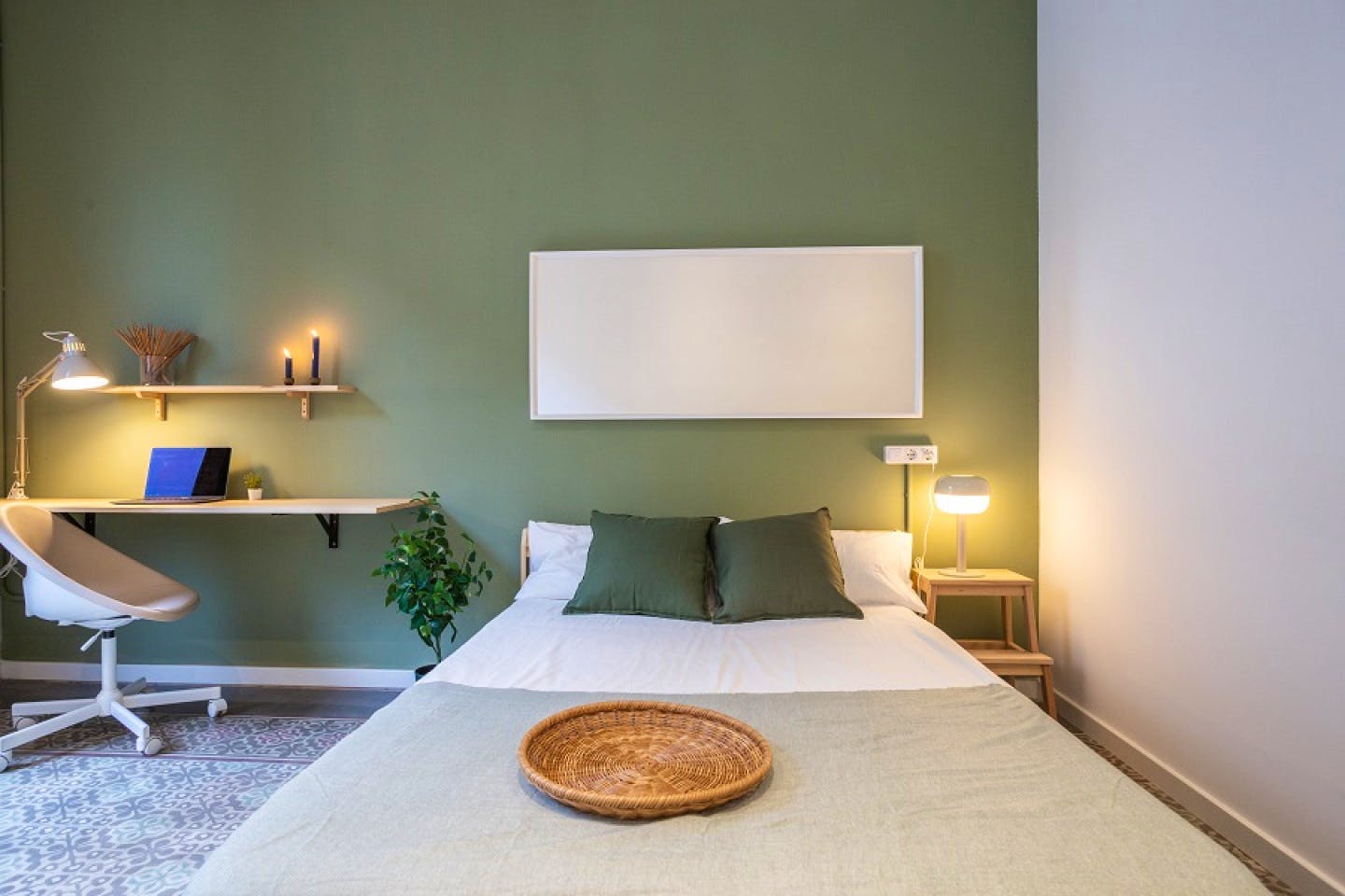  Large Double Room With Balcony (I)  -  Designer-Coliving Flat with Historic Charm in Barcelona's Gothic Quarter Apartment  - Gallery -  6