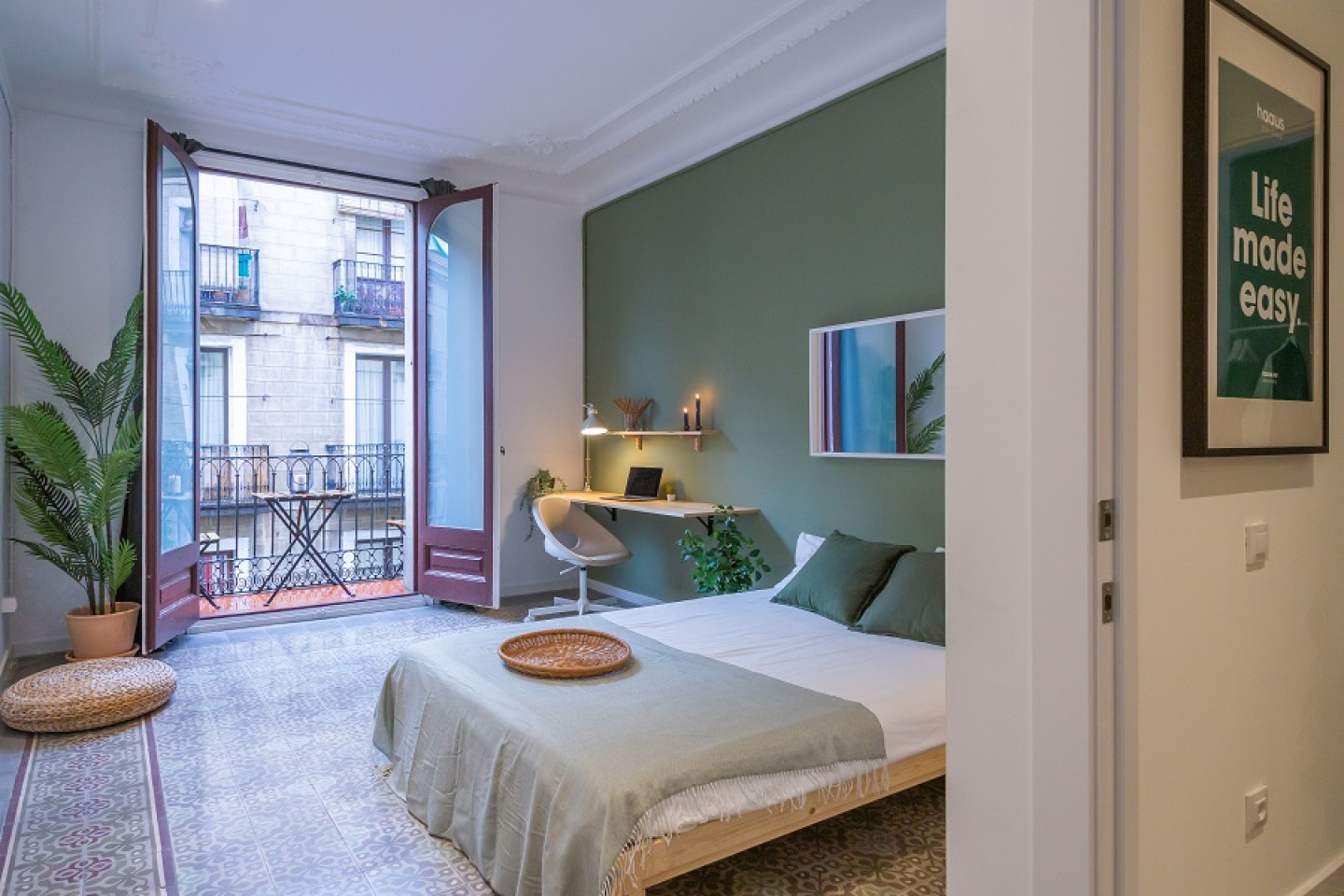  Large Double Room With Balcony (I)  -  Designer-Coliving Flat with Historic Charm in Barcelona's Gothic Quarter Apartment  - Gallery -  17