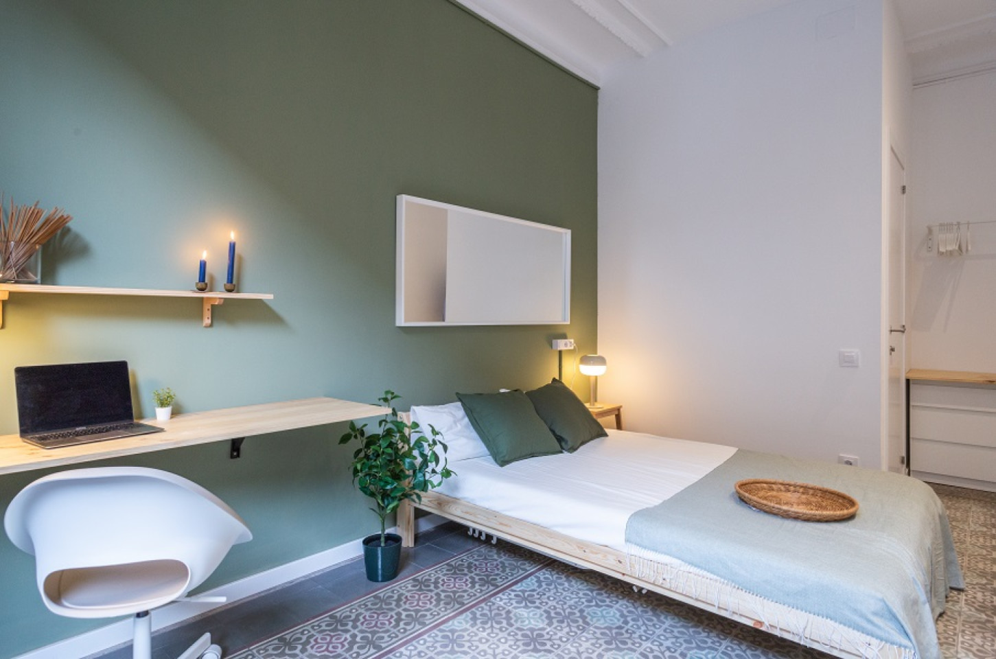  Large Double Room With Balcony II  -  Designer-Coliving Flat with Historic Charm in Barcelona's Gothic Quarter Apartment  - Gallery -  18