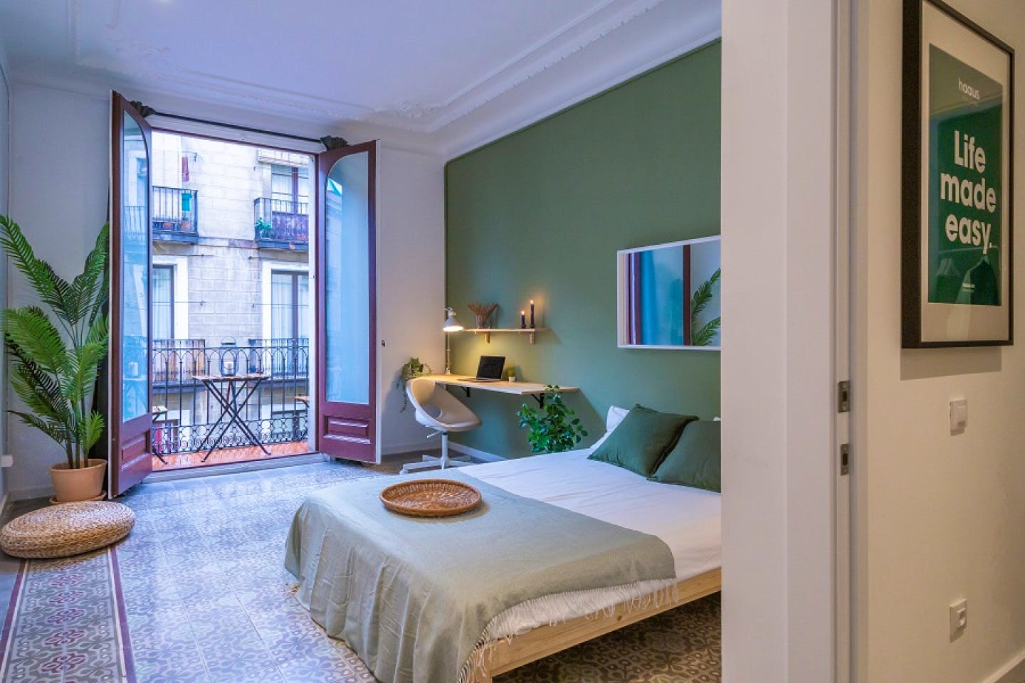  Large Double Room With Balcony II  -  Designer-Coliving Flat with Historic Charm in Barcelona's Gothic Quarter Apartment  - Gallery -  2