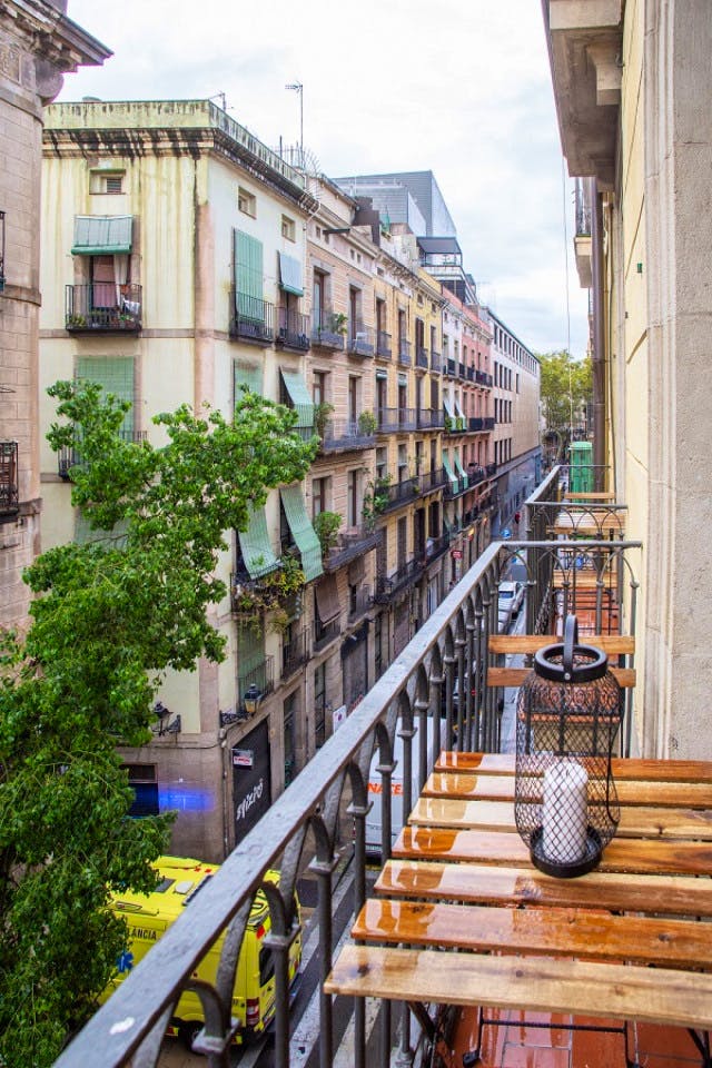  Large Double Room With Balcony II  -  Designer-Coliving Flat with Historic Charm in Barcelona's Gothic Quarter Apartment  - Gallery -  9