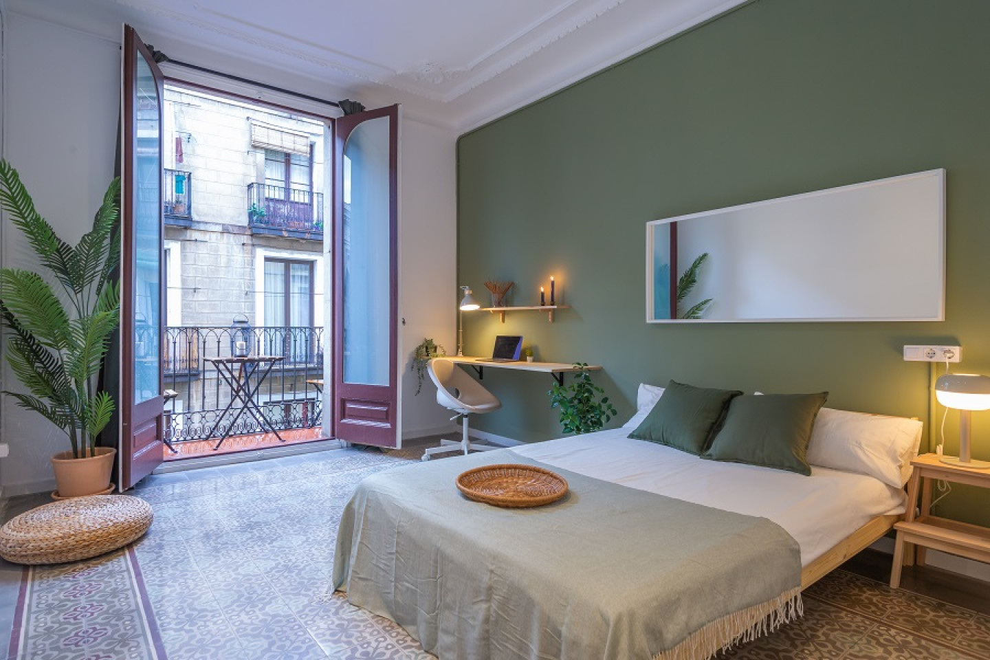  Large Double Room With Balcony II  -  Designer-Coliving Flat with Historic Charm in Barcelona's Gothic Quarter Apartment  - Gallery -  15
