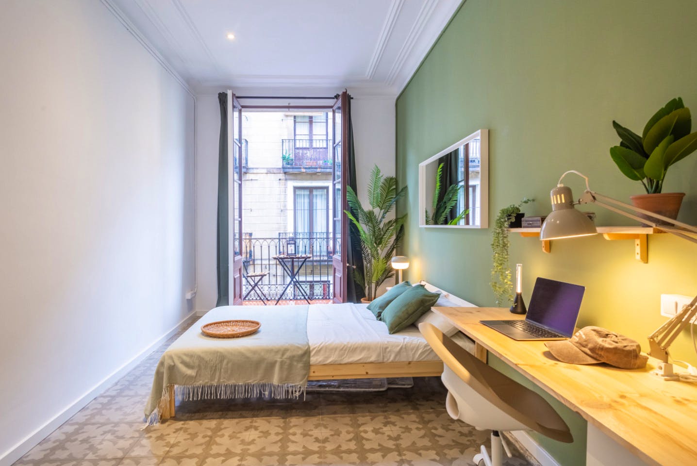  Large Double Room With Balcony II  -  Designer-Coliving Flat with Historic Charm in Barcelona's Gothic Quarter Apartment  - Gallery -  1