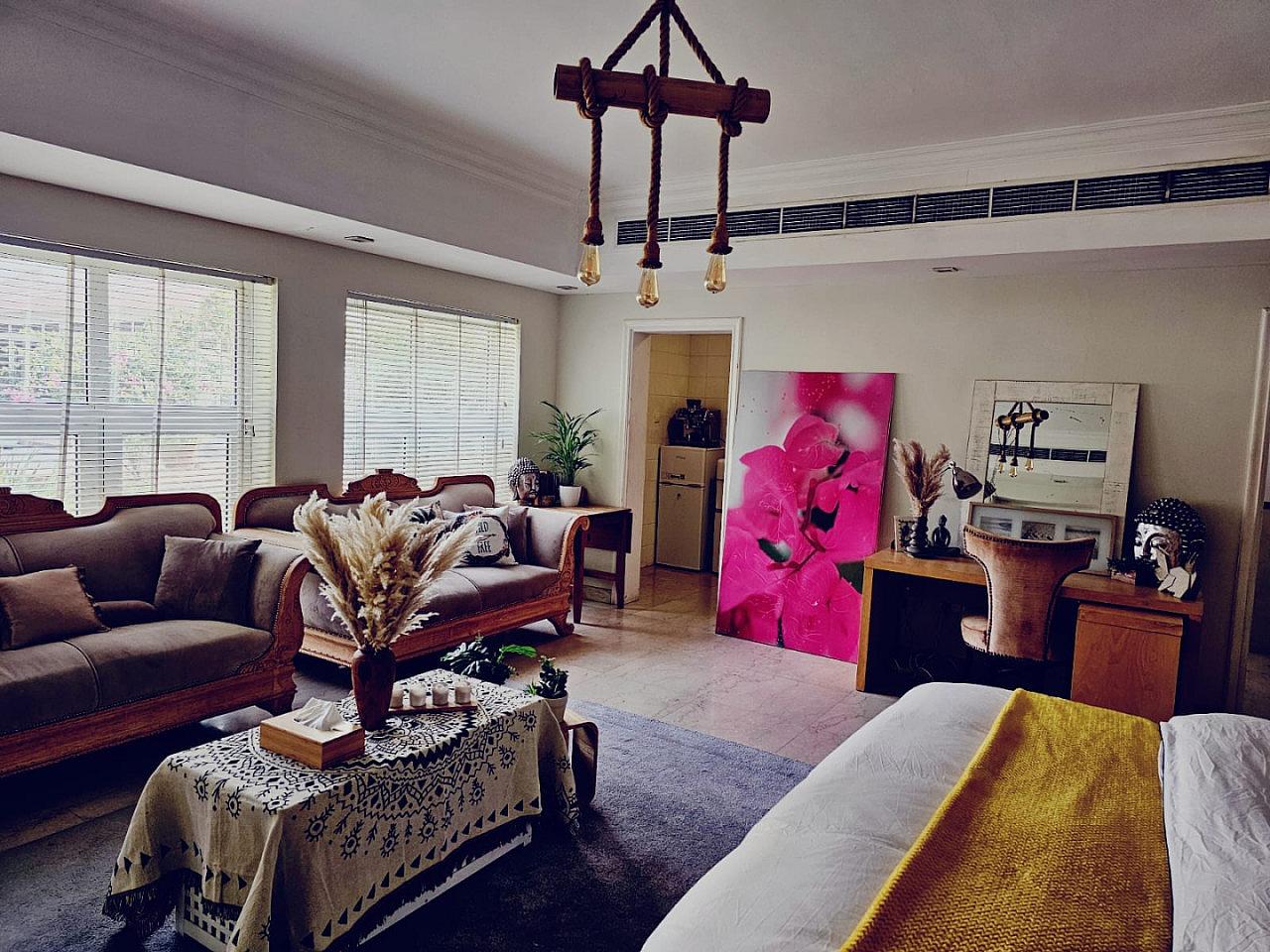  The Cottage  -  Elegant 19,000 Sq. Ft. Retreat: Luxurious Living with Private Garden, Pool, and Dual Kitchens  - Gallery -  36