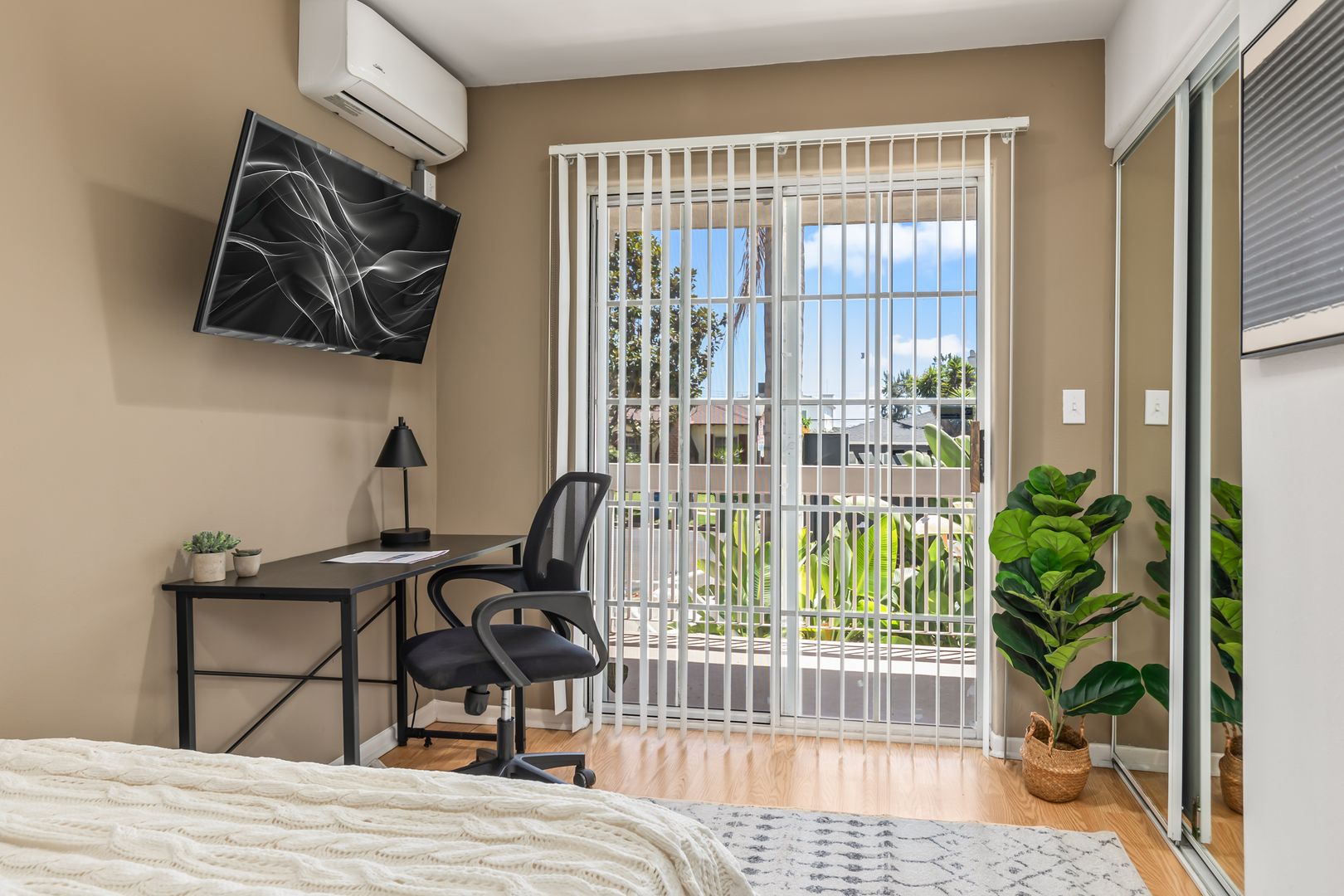  10777 Ashton 101 - Single Room 1 - 1  -  Ashton Ave  - Gallery -  2