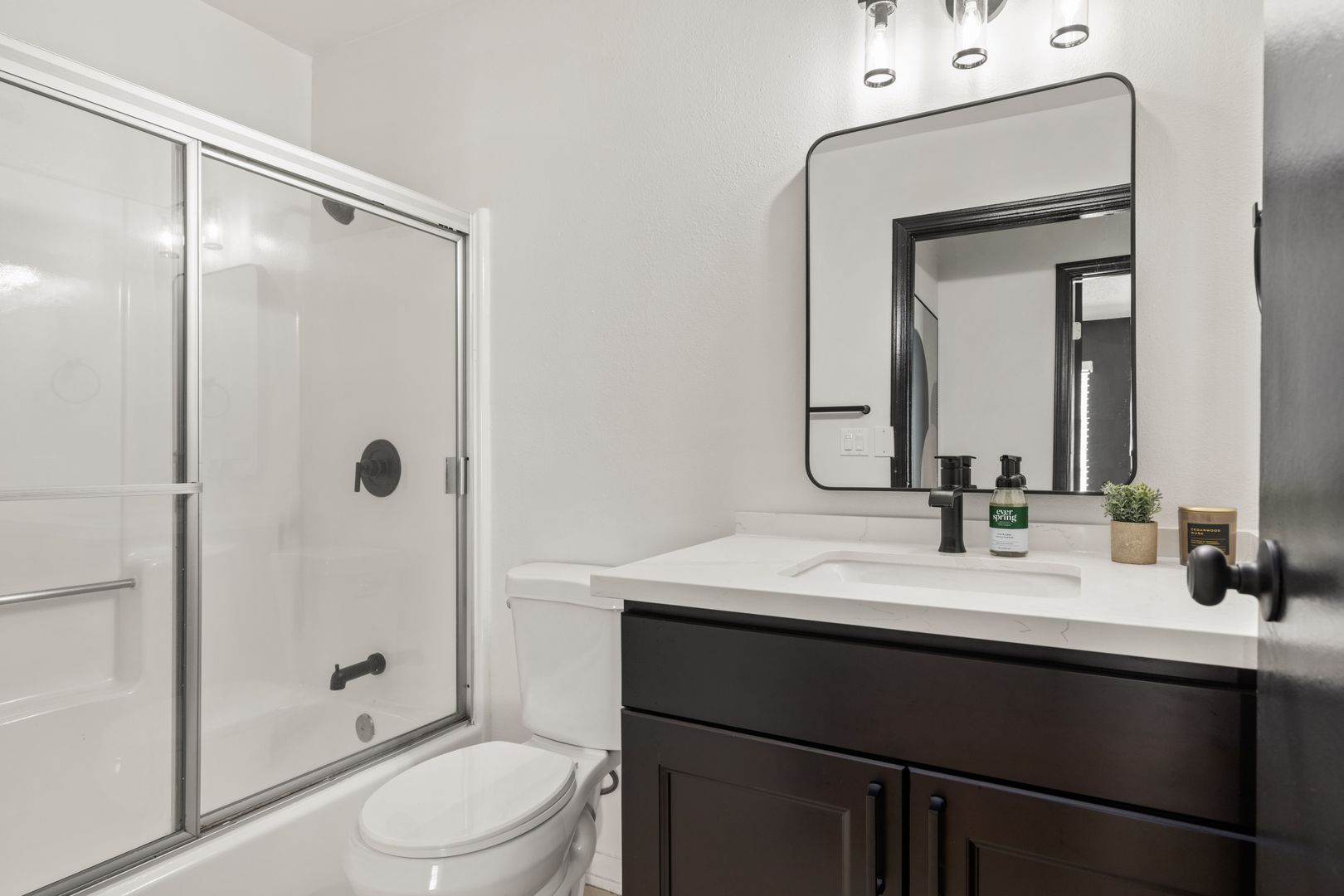  1823 Pelham 7 - Room 1 / Single Room 4 (Loft) - 4  -  Pelham Ave  - Gallery -  9