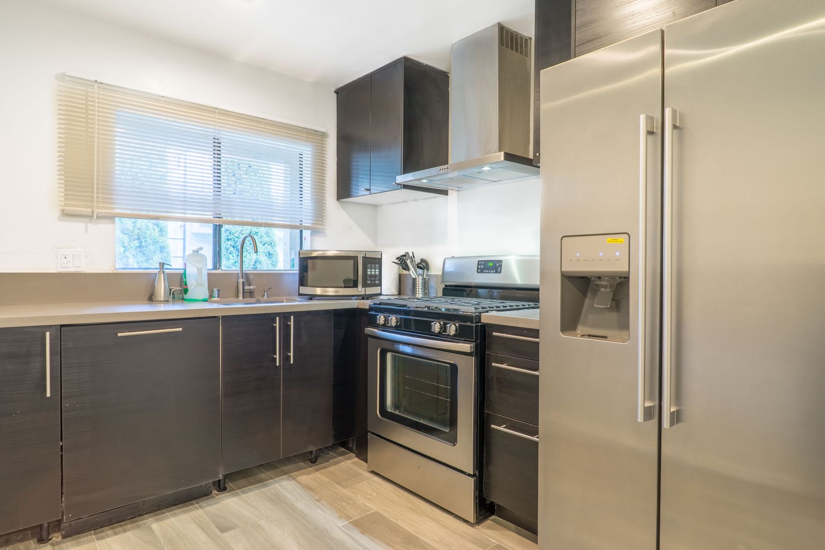  1823 Pelham 8 - Single Room 3 (Loft  -  Pelham Ave  - Gallery -  10