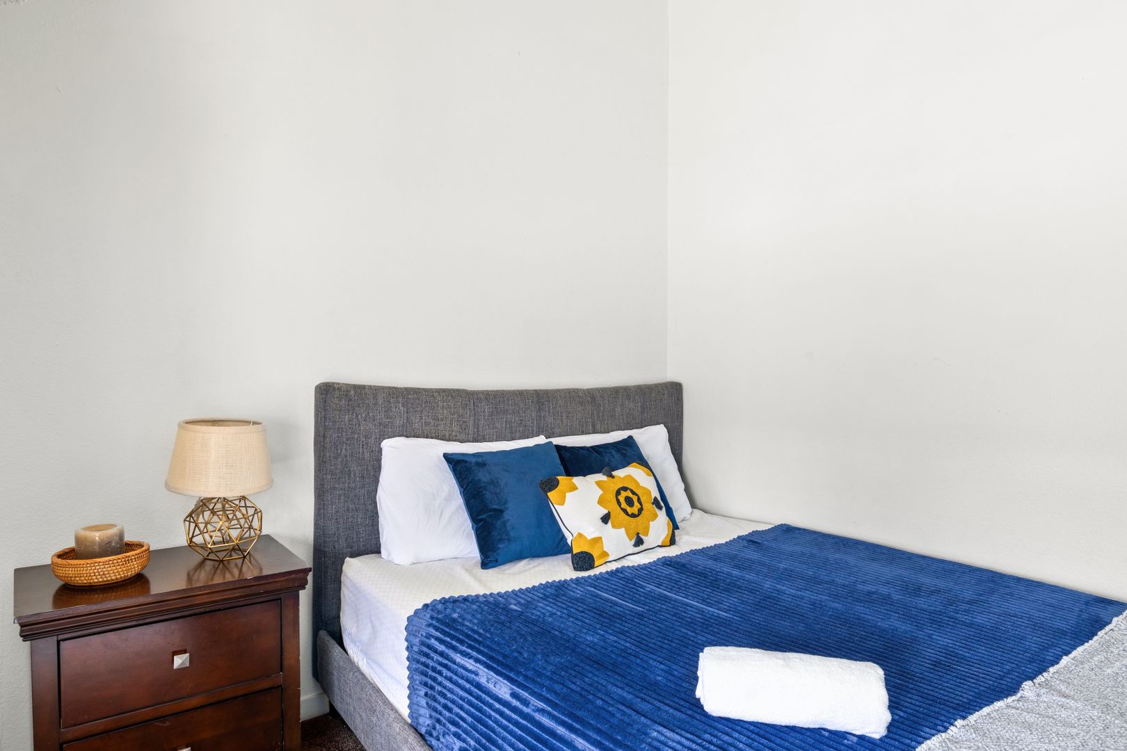  1823 Pelham 8 - Single Room 3 (Loft  -  Pelham Ave  - Gallery -  6