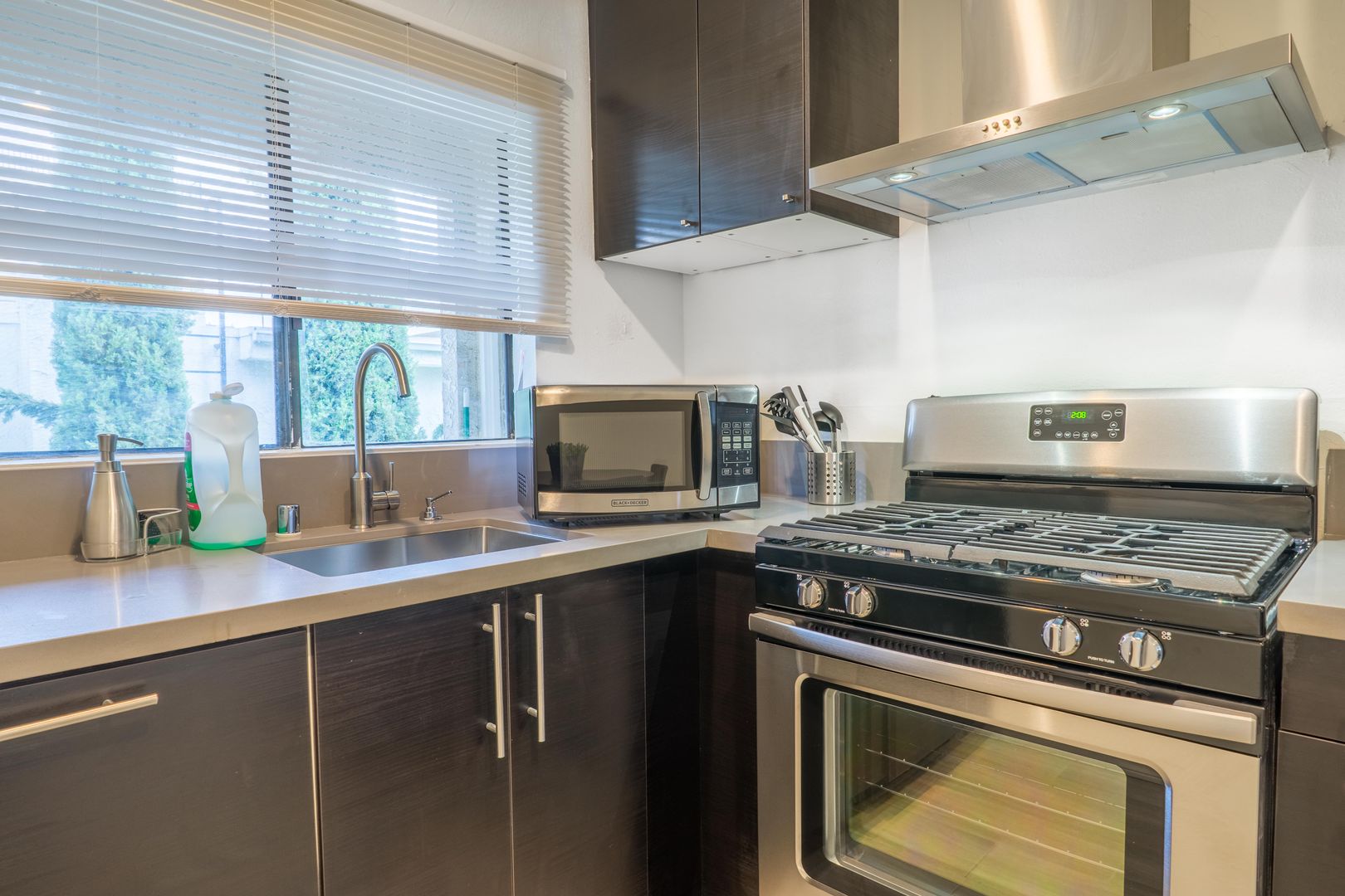  1823 Pelham 8 - Single Room 3 (Loft  -  Pelham Ave  - Gallery -  9