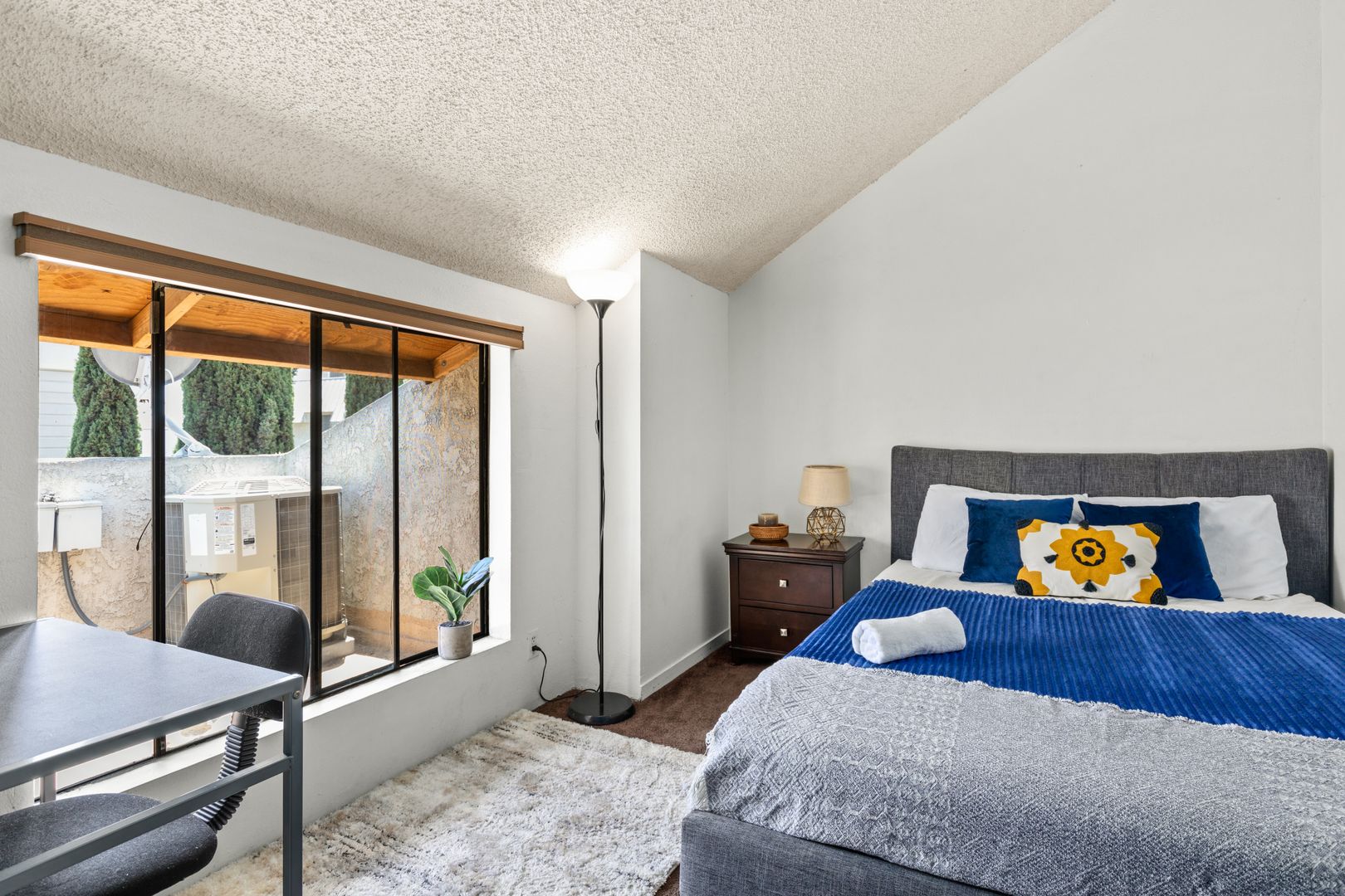  1823 Pelham 8 - Single Room 3 (Loft  -  Pelham Ave  - Gallery -  3