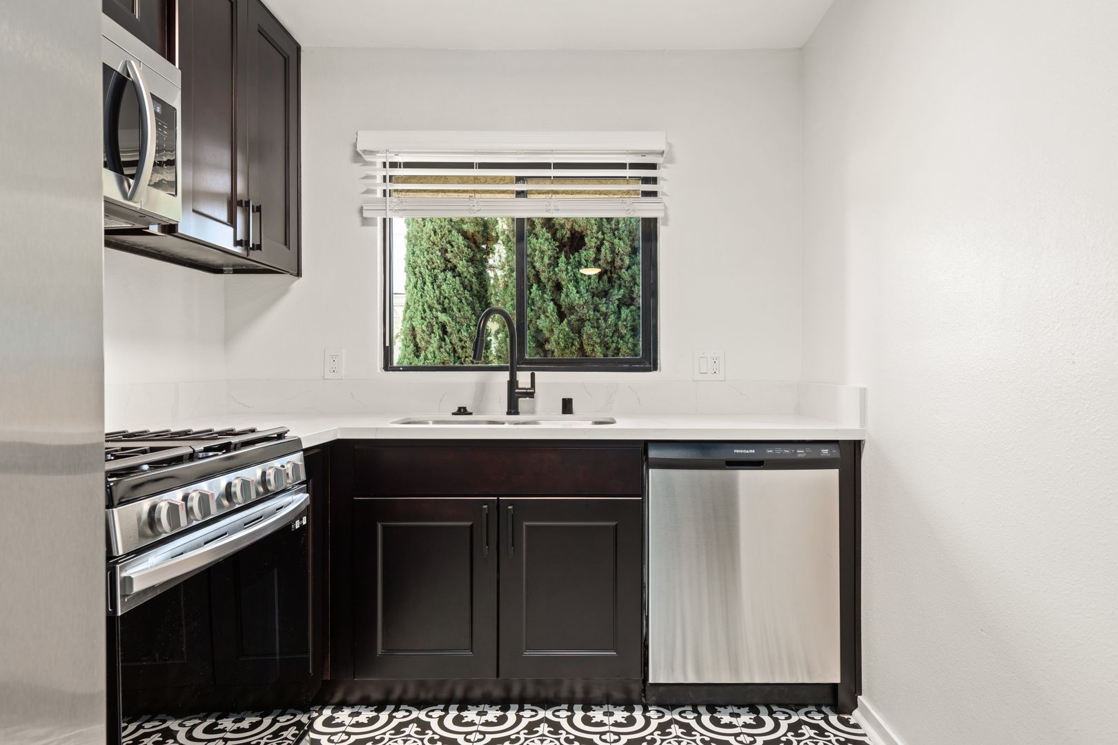  1823 Pelham 7 - Twin Room 2  -  Pelham Ave  - Gallery -  3