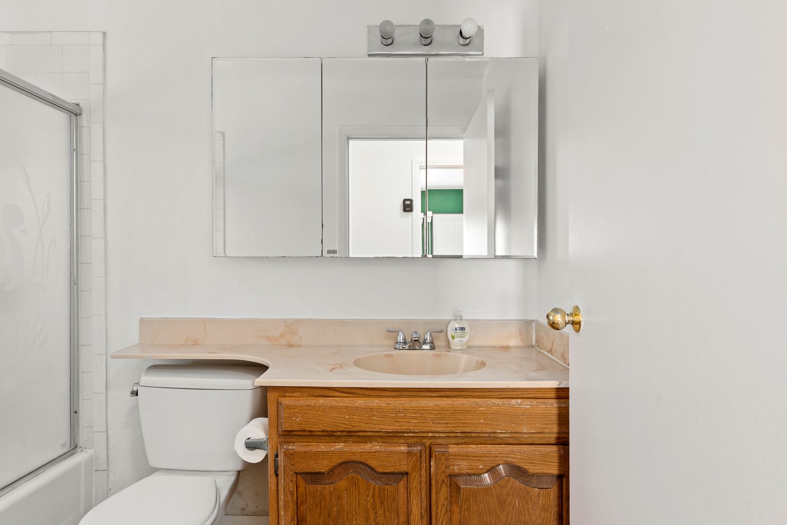  1823 Pelham 5 - Room 4 / Single Room 1  -  Pelham Ave  - Gallery -  6