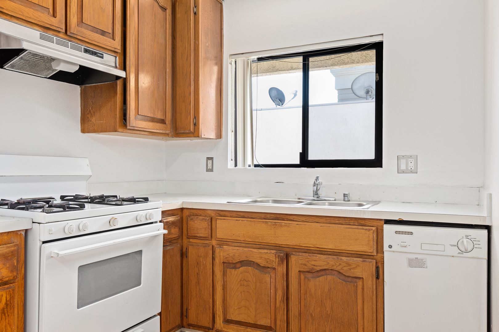  1823 Pelham 5 - Room 4 / Single Room 1  -  Pelham Ave  - Gallery -  5