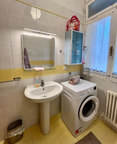 Bright Double Room for Single Use with Walk-In Closet & Private Bathroom