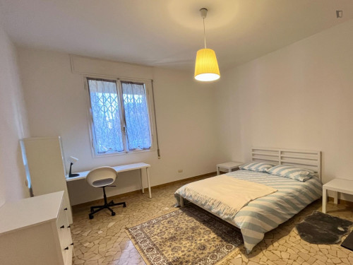 Bright Double Room for Single Use with Walk-In Closet & Private Bathroom