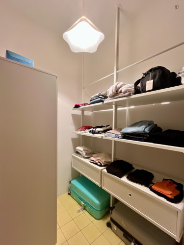 Bright Double Room for Single Use with Walk-In Closet & Private Bathroom