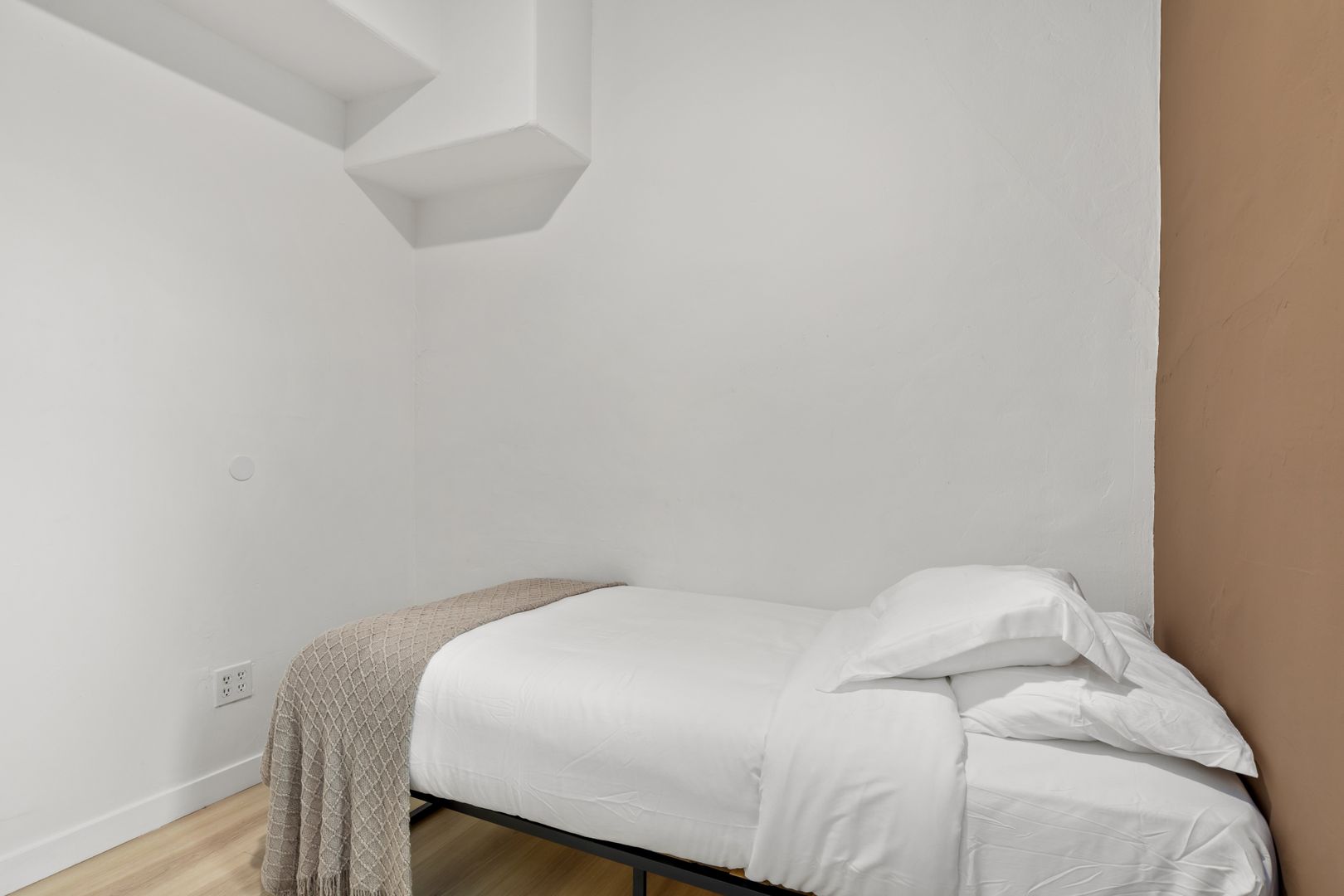 Single Room With A Jack And Jill Bathroom - 840 Hilgard - Hilgard Ave - Gallery - 6