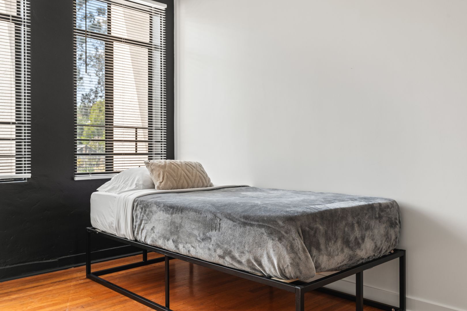 Twin Room With A Common Bathroom - 832 Hilgard - Hilgard Ave - Gallery - 1