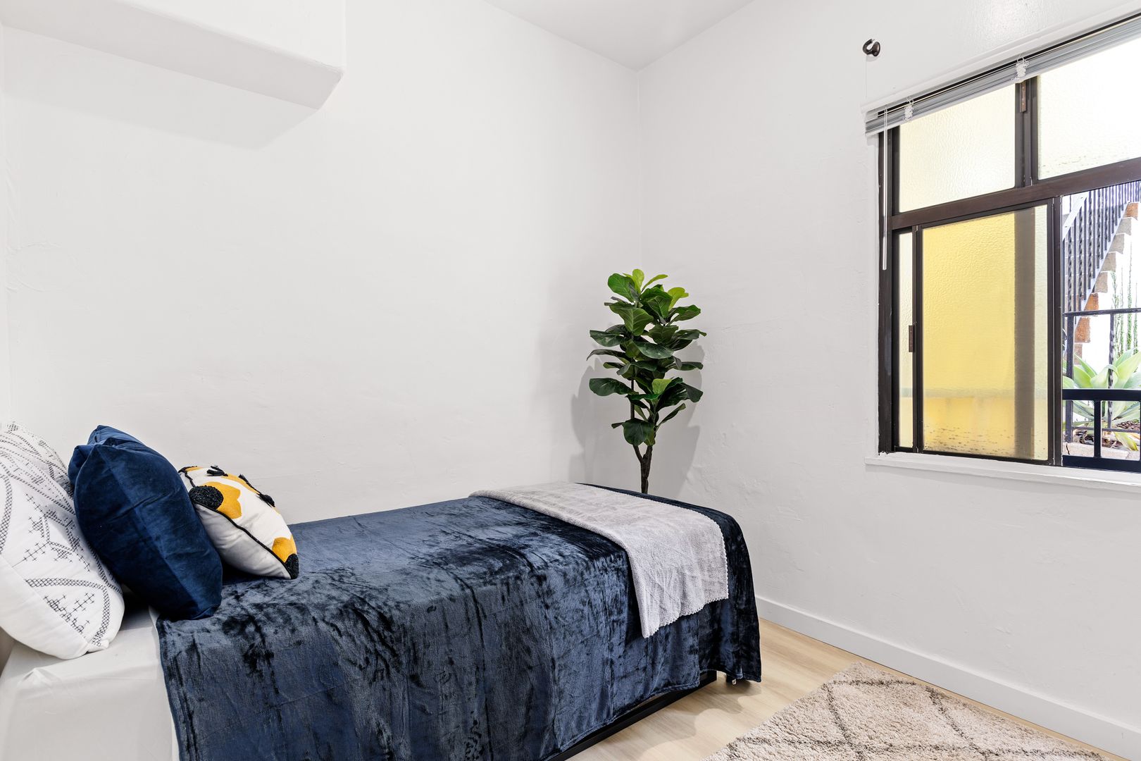 Twin/Shared Room With A Common Bathroom - 840 Hilgard - Hilgard Ave - Gallery - 2