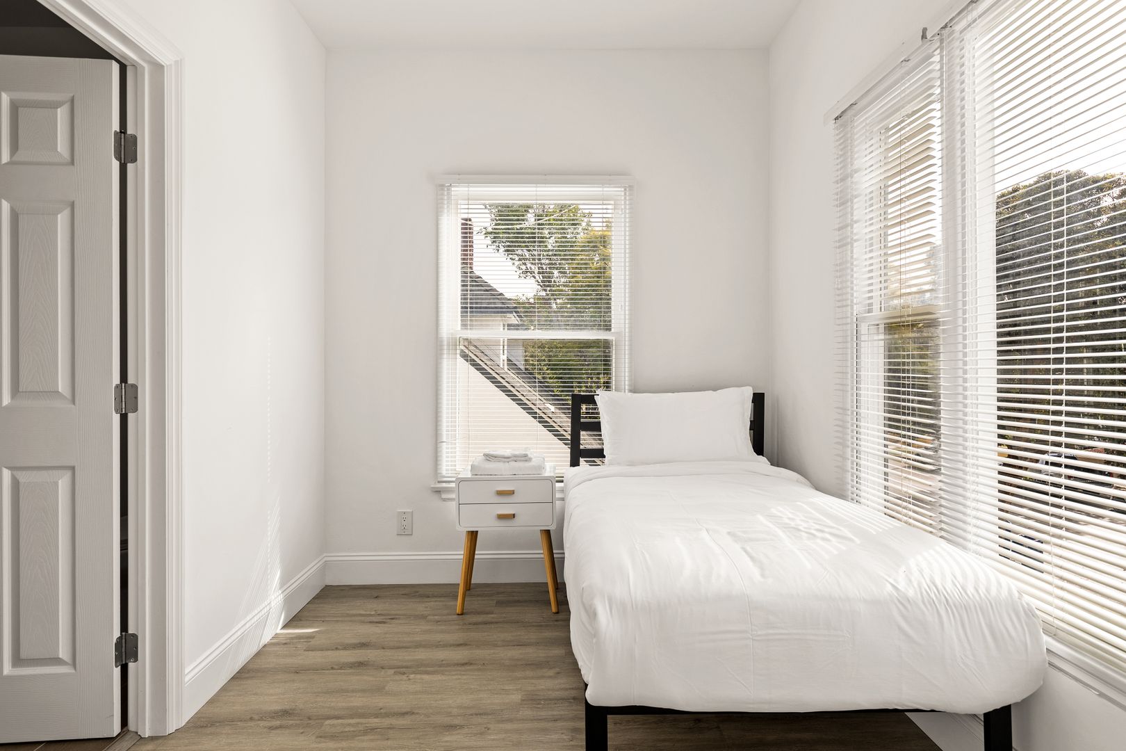Kelton Ave - Gallery - 25