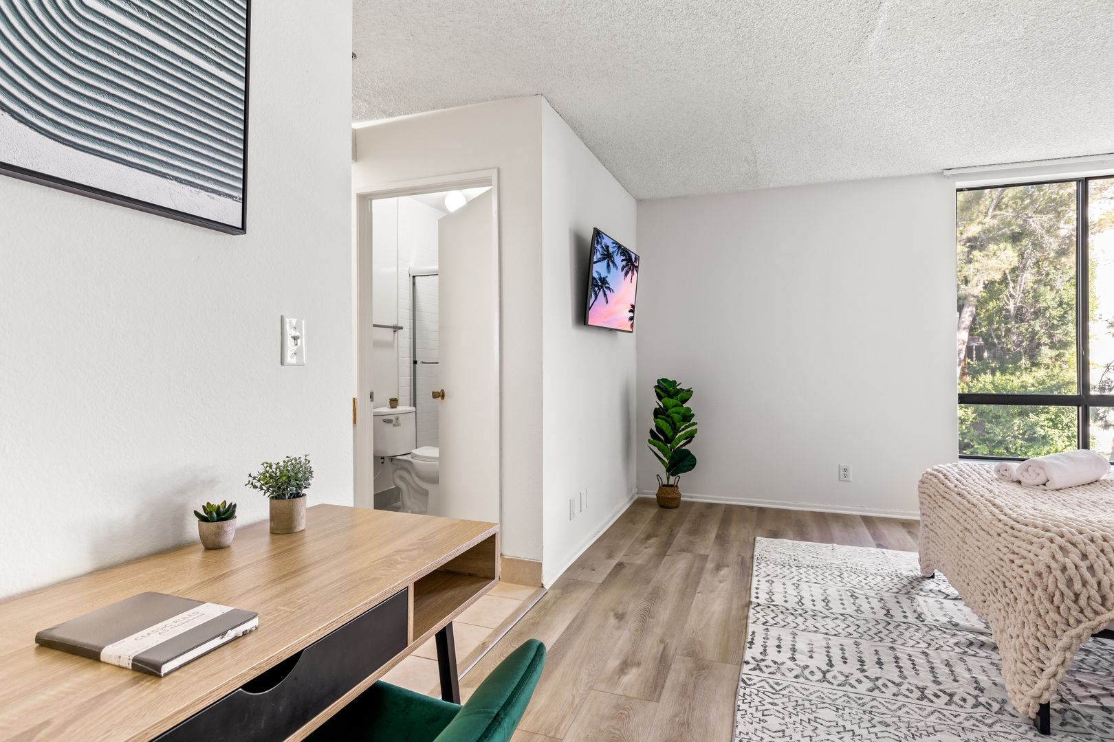 655 Kelton 211 - Room 1 - Kelton Ave - Gallery - 2