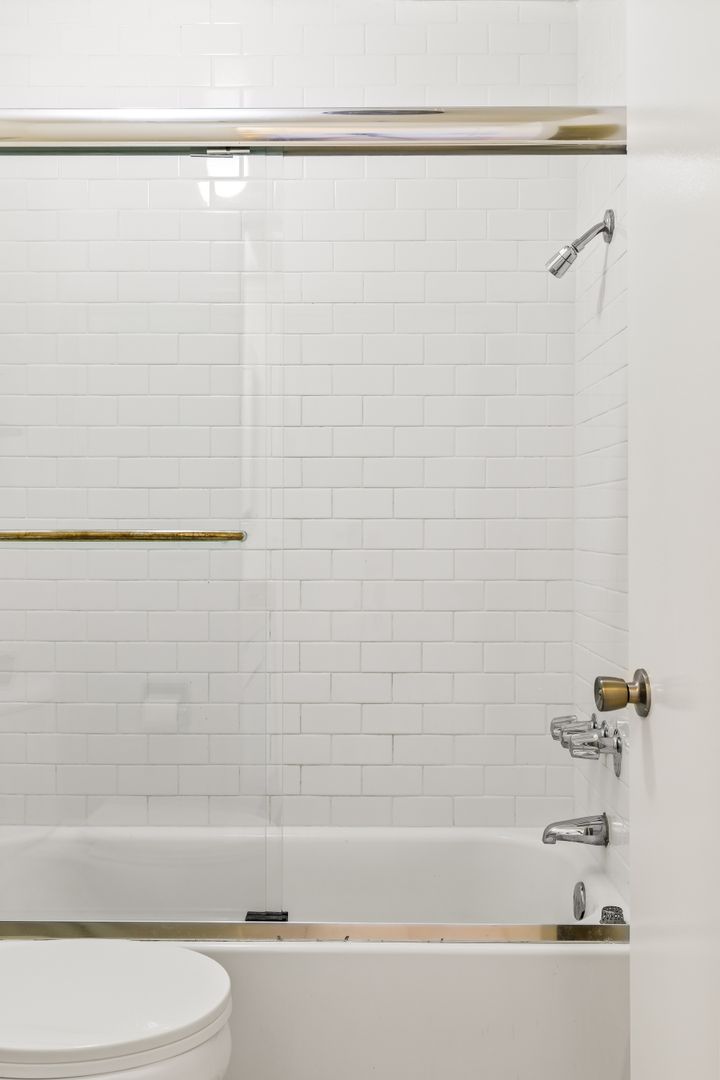  655 Kelton 211 - Room 1  -  Kelton Ave  - Gallery -  4