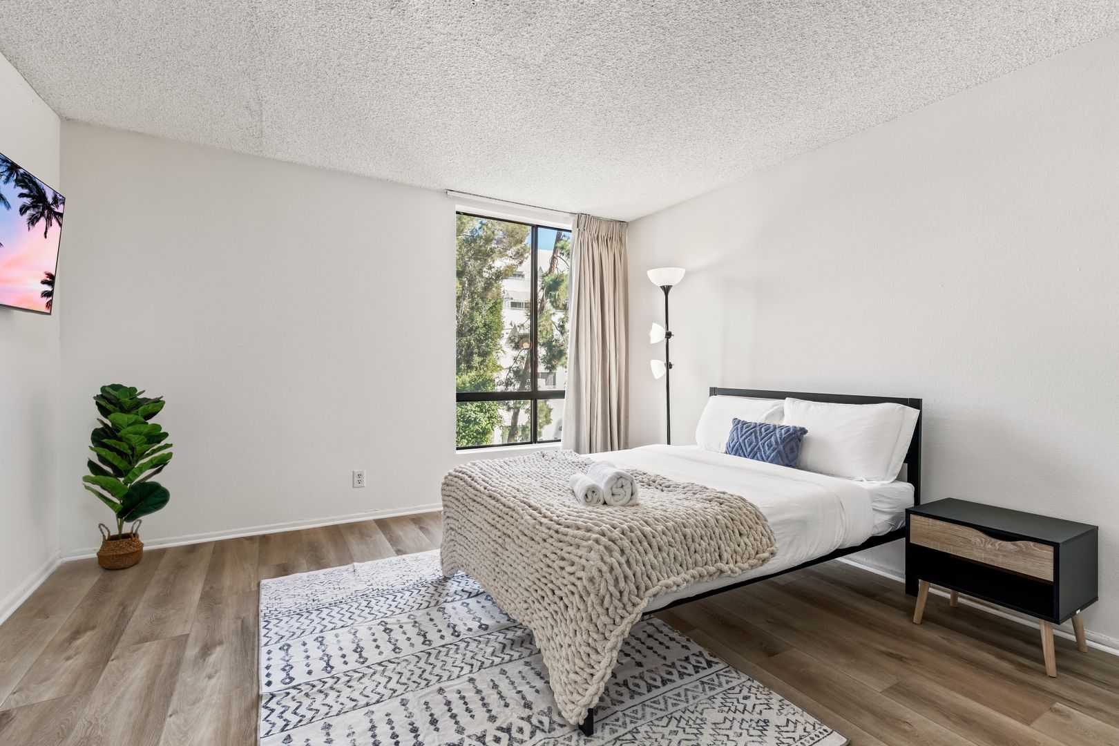  655 Kelton 211 - Room 1  -  Kelton Ave  - Gallery -  1