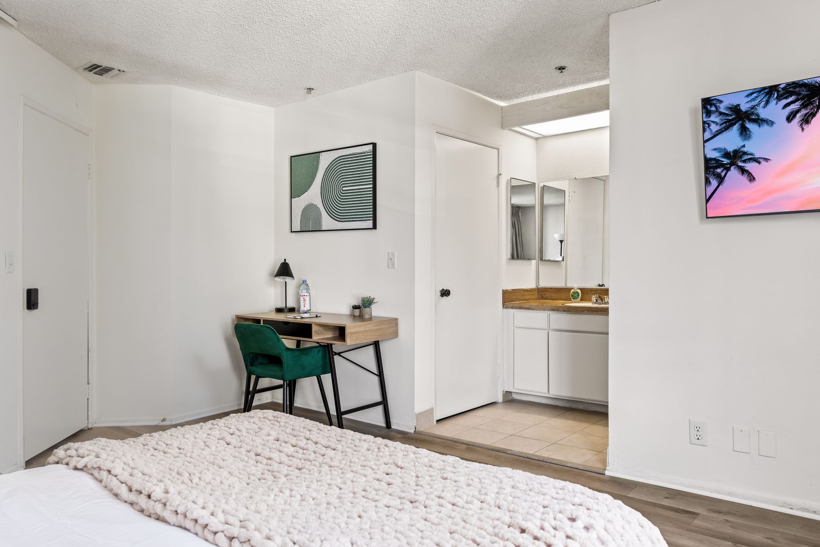  655 Kelton 211 - Room 1  -  Kelton Ave  - Gallery -  3