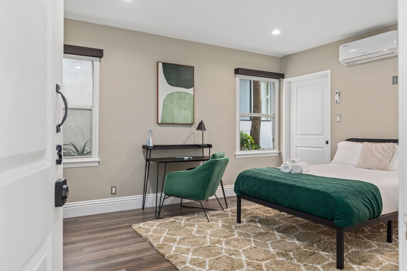 Single Room With An Ensuite Bathroom In A 5 Bedroom Apartment - 1517 Selby Ave - 11