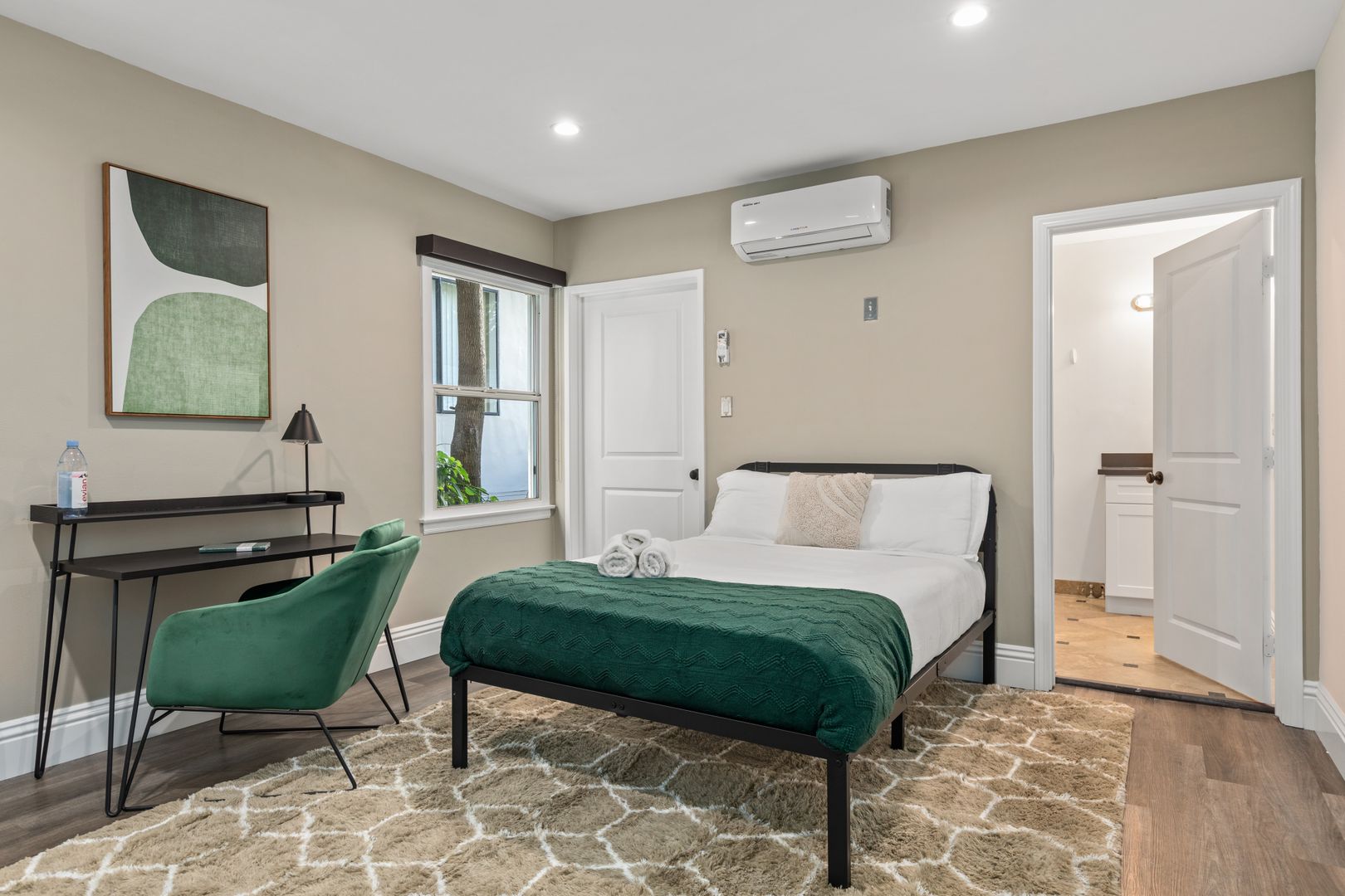 Single Room With An Ensuite Bathroom In A 5 Bedroom Apartment - 1517 Selby Ave - 2